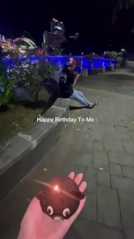 baik tak keluar air mata jantan aku, patut la beria ajak keluar...ha2, sedar tak sedar tua dah..hmm kalau korang tak busy boleh tak komen 