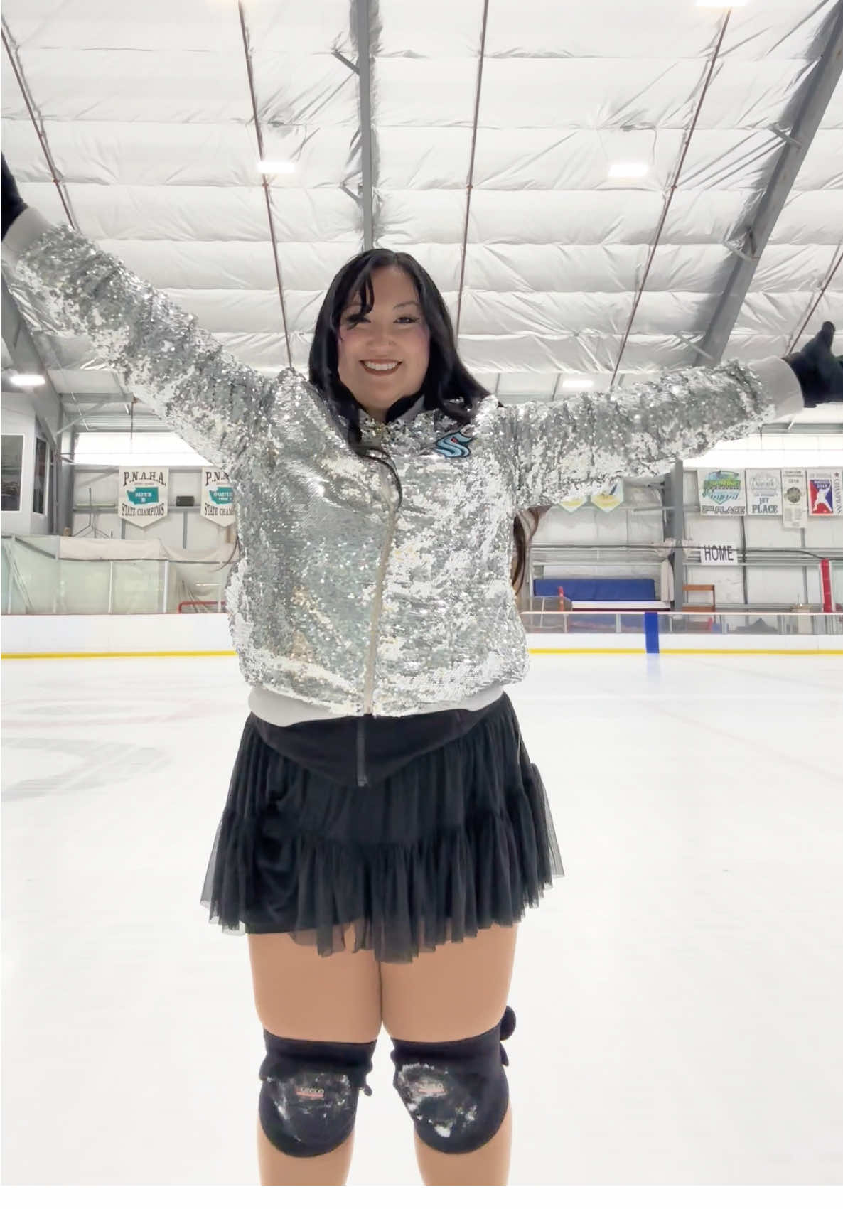 ⛸️ Recent clips from your sparkly #beginnerfigureskater 🤍 Balance and turns are getting better! And you know I love those knee spins 🤣 #learntoskate #tacomawa #adultfigureskater 