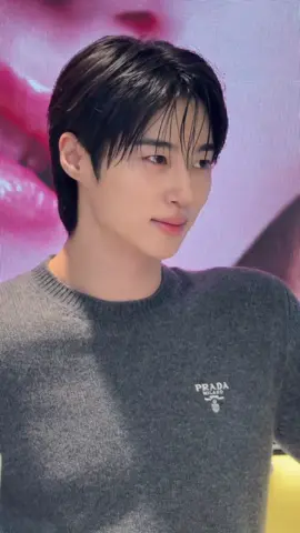 #변우석 #eyesmag 이거 바르면 나한테 바나나?🍌 변우석 (@byeonwooseok)이 프라다 뷰티(@pradabeauty) 성수에서 진행되는 '프라다 바나나 립 밤'의 국내 론칭 기념 행사에 등장했습 니다.💛 지금 바로 영상에서 그의 모습을 확인해 보세요.👀🎥 아이즈매거진