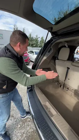 ☎️7️⃣8️⃣4️⃣8️⃣9️⃣0️⃣6️⃣4️⃣4️⃣👈 🚐 Chrysler Town & Country 2014 – komfort, przestrzeń i styl w jednym! 🔥 • Silnik 3.6 V6 – 283 KM ⚡ • Automat 6-biegowy ⚙️ • Napęd FWD – przedni • Przebieg 176 000 km 🛣️ • Kolor srebrny / szary metalik ✨ 💎 Bogata wersja wyposażenia: 🛋️ Skórzana tapicerka 🎬 Ekrany DVD z tyłu – idealne dla dzieci 🌡️ Trzystrefowa klimatyzacja 🚪 Elektryczne drzwi przesuwne i klapa bagażnika 🧳 System Stow’n Go – siedzenia składane w podłogę 💡 Reflektory xenonowe, kamera cofania, czujniki parkowania 📍 Łomianki, ul. Warszawska 17 📌 🚗 Wygodny, zadbany van – gotowy do jazdy! Idealny na rodzinne wyjazdy lub długie trasy.