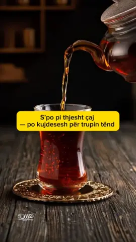 E pimë pothuajse çdo ditë — në mëngjes, pas drekës, madje edhe në darkë… por shumica prej nesh s’e dinë që çaji turk ndihmon në ngadalësimin e plakjes 🫖✨ Falë antioksidantëve natyralë, ai mbron qelizat, përmirëson qarkullimin e gjakut, ndihmon tretjen dhe të jep më shumë energji gjatë ditës ⚡️ Por kujdes — nëse e mbush me sheqer, humb pjesën më të mirë të përfitimeve 🍬🚫 Pra po, ajo gota e vogël që s’e ndajmë nga dora, në fakt, po i bën mirë trupit dhe lëkurës 💚 Një zakon i vogël, por me efekt të madh në shëndet dhe jetëgjatësi 🌿 A e pini ju çdo ditë çajin turk? Dhe si e preferoni — me sheqer apo pa? ☕👇 --- #çajiturk #shendet #antiaging #keshillashendeti             