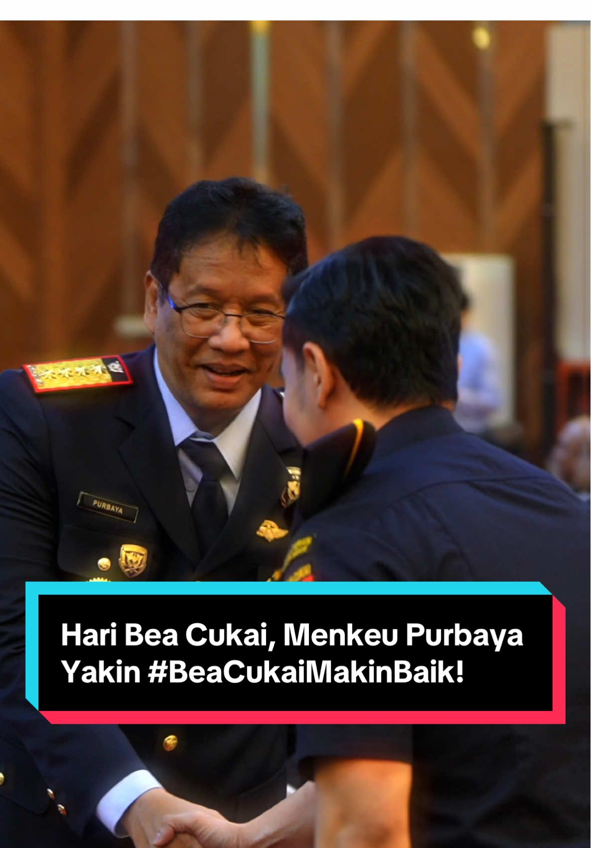 Pagi tadi, Menkeu @Purbaya Yudhi Sadewa menjadi Pembina Upacara Peringatan Hari Bea Cukai Ke-79 di Kantor Pusat @Bea Cukai RI . Dirgahayu Direktorat Jenderal Bea dan Cukai.  Menkeu akan mendorong terus agar #BeaCukaimakinbaik. Mau tahu keseruannya seperti apa? tonton di video ya 🤠🔥
