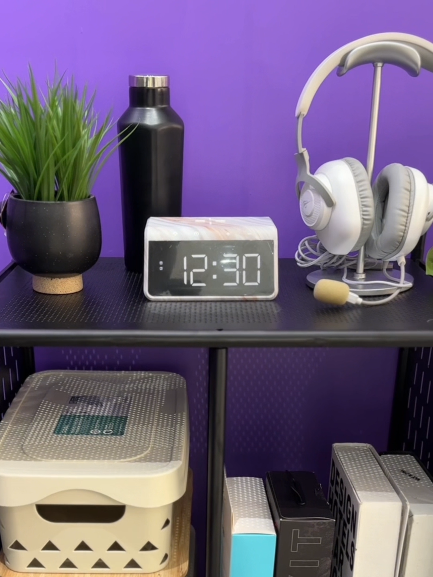 Sering ubah posisi area kerja atau gaming setup? Rak troli satu ini siap bantu simpan peralatanmu tetap rapi di mana pun✨ Fleksibel, mudah dipindahkan, dan muat banyak🗳️⁣ ⁣ #AZKO #AZKO30TahunBerinovasi #Stora #RakTroli