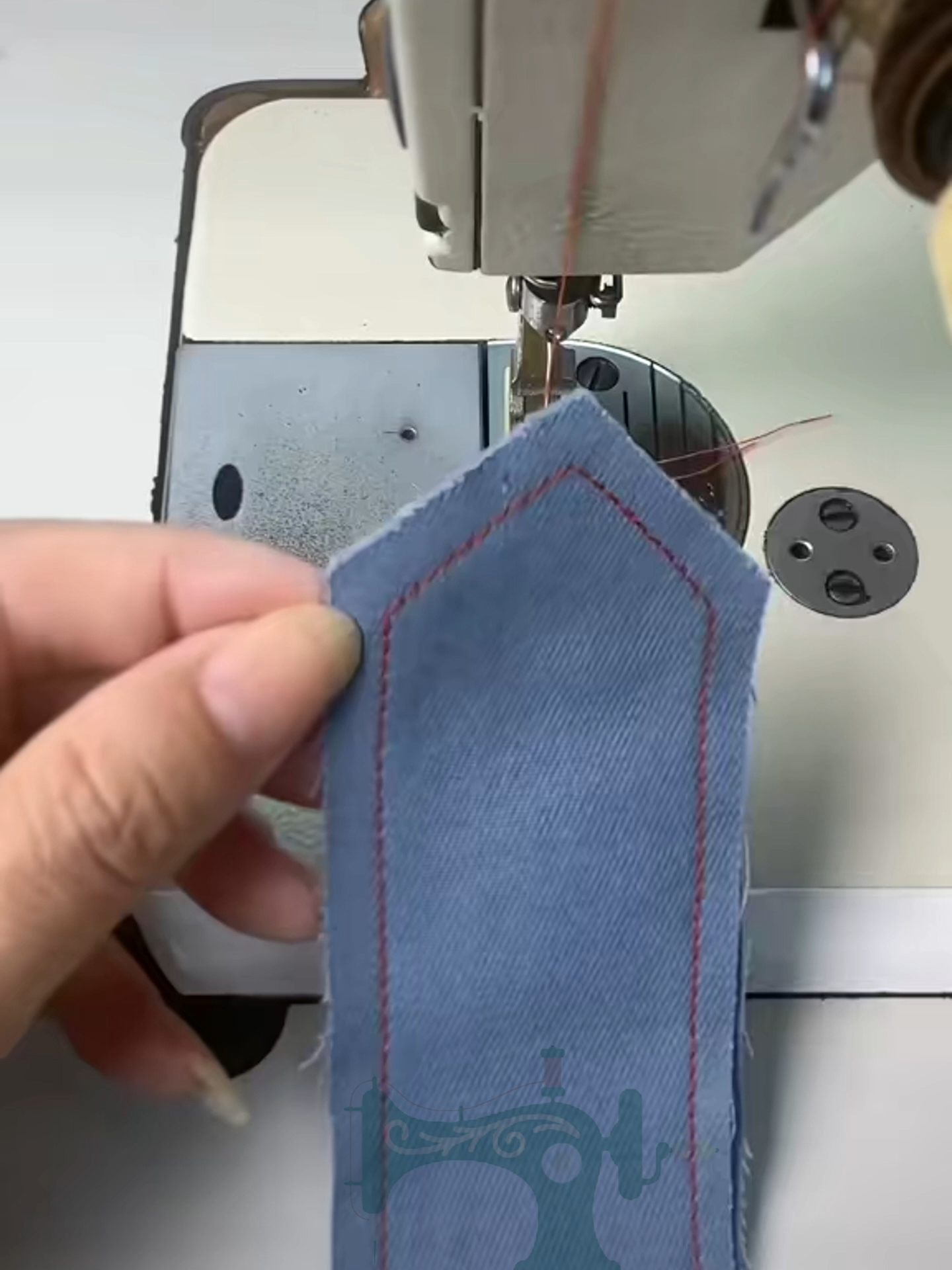 Phần 35 🎀 MẸO MAY CÁ TAY NHANH – GỌN – ĐẸP! 🧵 May cá tay tưởng khó mà hóa ra dễ lắm nè 😍 Chỉ cần canh chuẩn mép, giữ nếp phẳng tay Là đường may vừa khít, không bị lệch tí nào luôn 💪 Cách này giúp tiết kiệm thời gian, mà áo vẫn lên form đẹp – gọn gàng, tinh tế 🪡 Ai hay may áo tay dài thì nhất định phải thử nha! 💖 #AnhThoMay #meomayvat #meomayva #maymacvietnam #caitiennganhmay #maydo #meomaynhanh #capcut