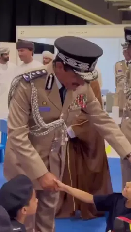 تواضع معالي الفريق حسن الشريقي..المفتش العام للشرطة والجمارك #شرطة_عمان_السلطانية #الشرطة_و_المواطن #اكسبلورexplore #تدريبات_عسكرية #تدريبات_عسكرية 