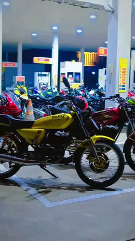 Parkir nyetel for shell🥰🥰 . . . #2tak_sunter #bekasipride💨 #2stroke #2taklovers #kawasaki2stroke 
