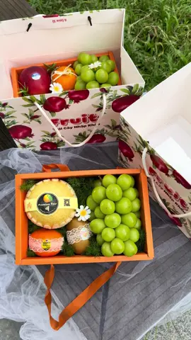 Set 2xx hot hit cho mùa lễ 20/10 năm nay. Sản phẩm hoàn thiện bao gồm nắp mica, túi giấy Fruits như hình và thiệp mừng 💝 imess/zalo: 0337244747 #20thang10 #giohoaqua #giohoaquanhapkhau #hadong 