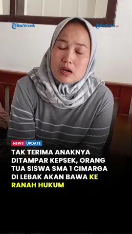 Orang tua siswa korban penganiayaan oknum Kepala Sekolah (Kepsek) SMA 1 Cimarga, akan membawa persoalan tersebut ke ranah hukum.  Sebagaimana diketahui, seorang siswa SMA 1 Cimarga, Kabupaten Lebak, Banten, diduga menjadi korban kekerasan fisik oleh oknum kepala sekolah (kepsek). Korban berinisial ILP (17), yang kini duduk di bangku kelas XII. Sementara oknum kepsek berinisial DF atau Dini Fitria.  Peristiwa kekerasan itu terjadi pada Jumat (10/10/2025) pagi, lantaran ILP kedapatan merokok di lingkungan sekolah. Baca selengkapnya di Tribunbanten.com Reporter : Misbahudin/Tribun Banten #viral #viralbanten #beritabanten #beritaserang #beritacilegon   