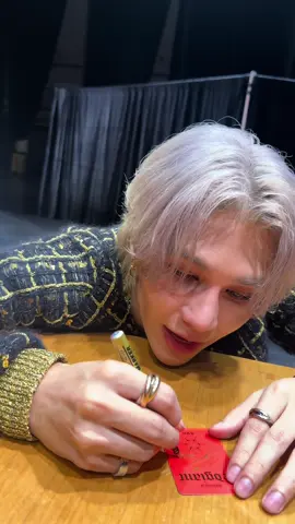 man’s so pretty, i’m in awe. not me forgetting my own name??? I was literally speechless. @jeffsatur #RedGiantConcert2025  #RedGiantConcertSingapore #JeffSatur #JeffSaturRedGiantConcert 