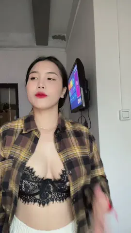 ကဲ ရပီ အင်္ကျီရွေးနေရတာ ခု ရသွားပီ ဘိုင့် 🤣