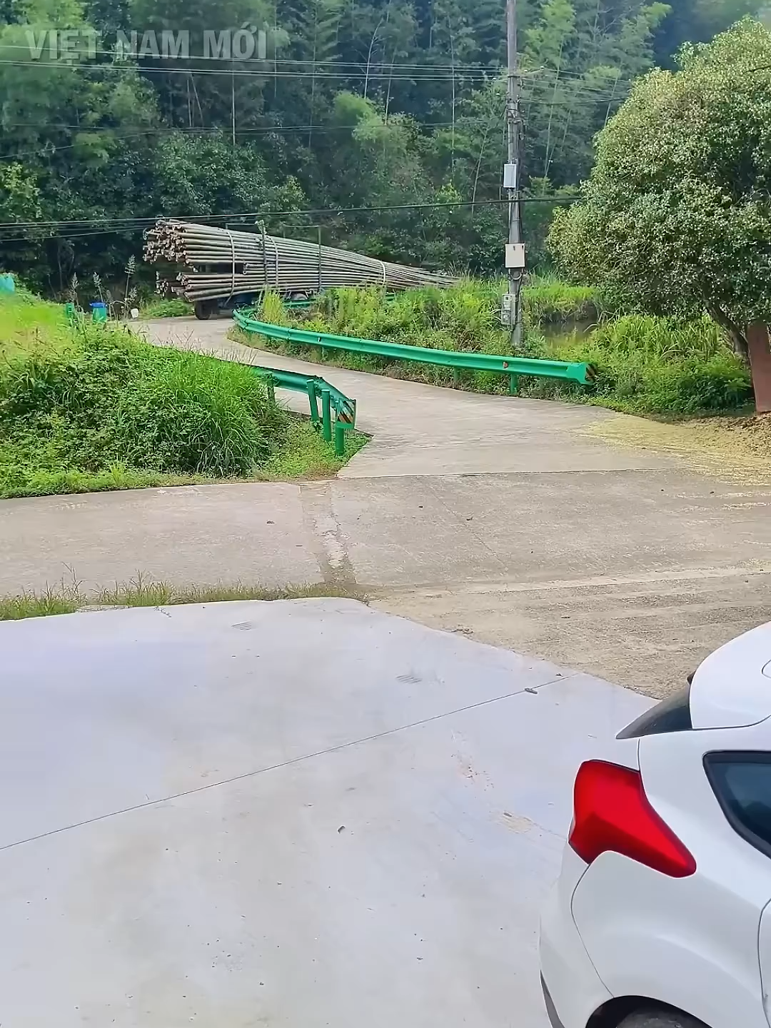 Bài học đắt giá cho tài xế xe ba gác chở hàng cồng kềnh