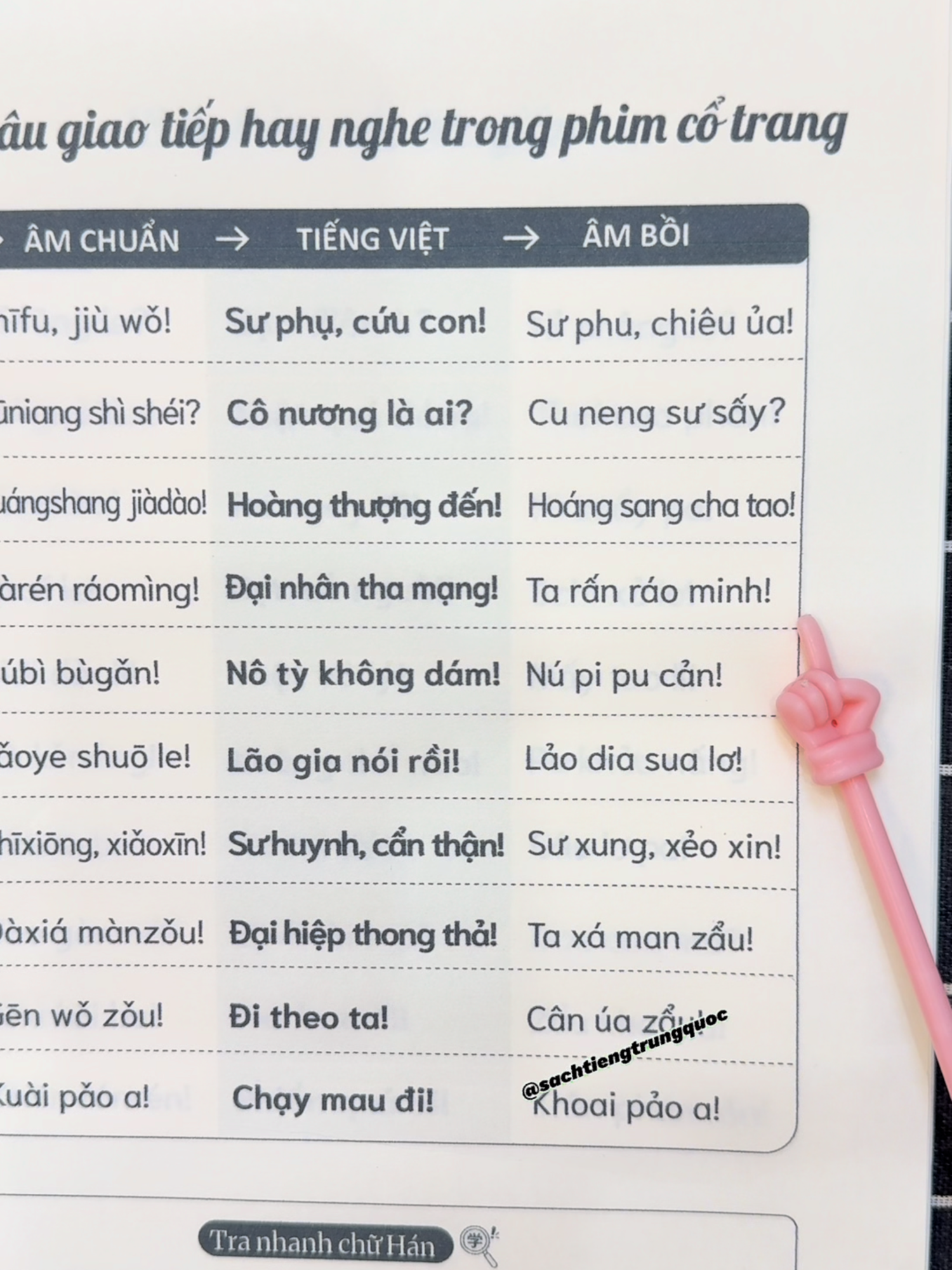 Bạn không cần chữ Hán để bắt đầu. Bạn chỉ cần chính mình. Một nhịp thở sâu. Một nụ cười nhỏ. Một lời hứa rất khẽ: “Hôm nay mình sẽ tiến lên nửa bước.” Học tiếng Trung không phải cuộc đua. Không còi xuất phát. Không ai đứng chấm điểm. Chỉ có bạn và âm thanh chảy qua tai, qua tim, qua giọng nói của bạn.  Chậm cũng được. Dừng lại cũng được. Mệt thì tựa vào niềm vui rồi đi tiếp. Mỗi ngày, hãy cho bản thân một tràng pháo tay vì đã dám mở miệng, dám sai, dám thử. Đường dài đâu cần ầm ầm tiếng chân; đôi khi chỉ là nhịp “thình thịch” của trái tim vẫn đi đều.  Bạn không muộn. Bạn không kém. Bạn đang trên đường. Cứ tiến một chút thôi, rồi một chút nữa. Rồi sẽ có ngày bạn bật cười: “Ồ, thì ra mình đã đi xa đến vậy.”  #hoctiengtrung #tiengtrung #tuhoctiengtrung #sachtiengtrung #tiengtrunggiaotiep