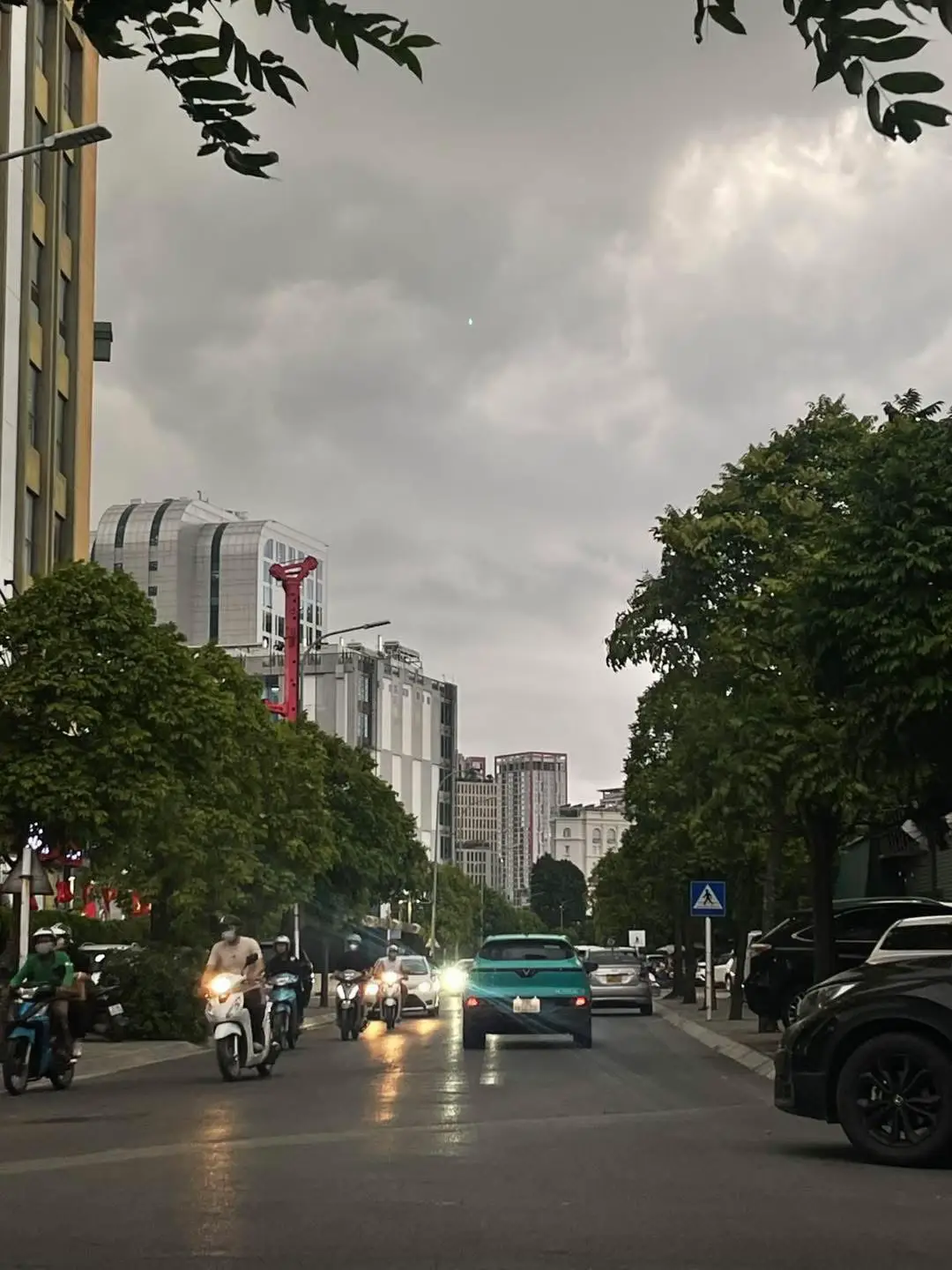 🌪️ Bầu trời Hà Nội tối sầm lúc 3h chiều. Cảnh báo mưa dông, lốc, sét, gió giật mạnh #theanh28 #60giay #tiktoknews 