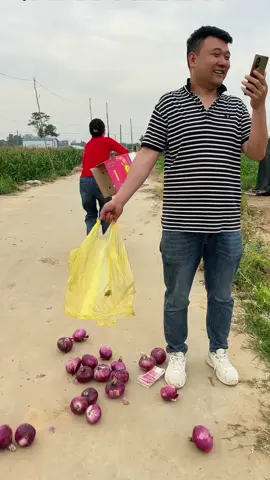 Taking advantage of the opportunity🤣🤣🤣#comedycouple #comedyvideo #mrpippibear #pippibear #comedia #cutebaby #humancubsconfusedbehavioraward #healingsmile #socute #streettestpassersbyreaction #creativestyling