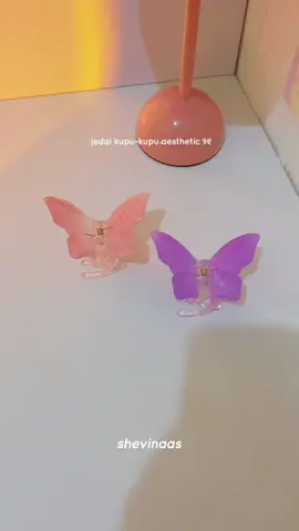 awalnya cuma pengen jedai lucu buat gaya gayaan, tapi pas nemu jedai kupu kupu ini langsung jatuh cinta🥺🦋 aksesoris yang worth it to buy, apalagi kalo suka barang lucu tapi tetap berguna😍 #jedairambut #jedaikupukupu #aesthetic #fyp 