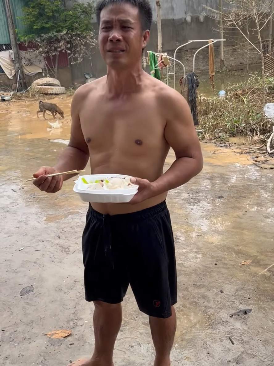 Thương chú quá! Thương người dân vùng lũ. ở chỗ mình vẫn còn có những nhà nước chưa rút hết, điện nước vẫn mất thương lắm mọi người ạ. #xuhuongtiktok #tiktok #xuhuong #baomatmo #lulutmienbac 