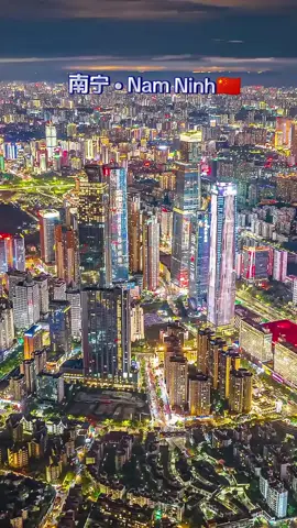 Thành phố Nam Ninh, nằm ở khu vực trung tâm Khu tự trị dân tộc Choang Quảng Tây, hướng ra Đông Nam Á, tựa lưng vào Tây Nam rộng lớn, phía Đông giáp khu vực Quảng Đông-Hồng Kông-Macau, phía Nam giáp Vịnh Bắc Bộ. Nam Ninh là điểm giao thoa của Vành đai Kinh tế Hoa Nam, Vành đai Kinh tế Tây Nam và Vành đai Kinh tế Trung Quốc - ASEAN, với đặc điểm 