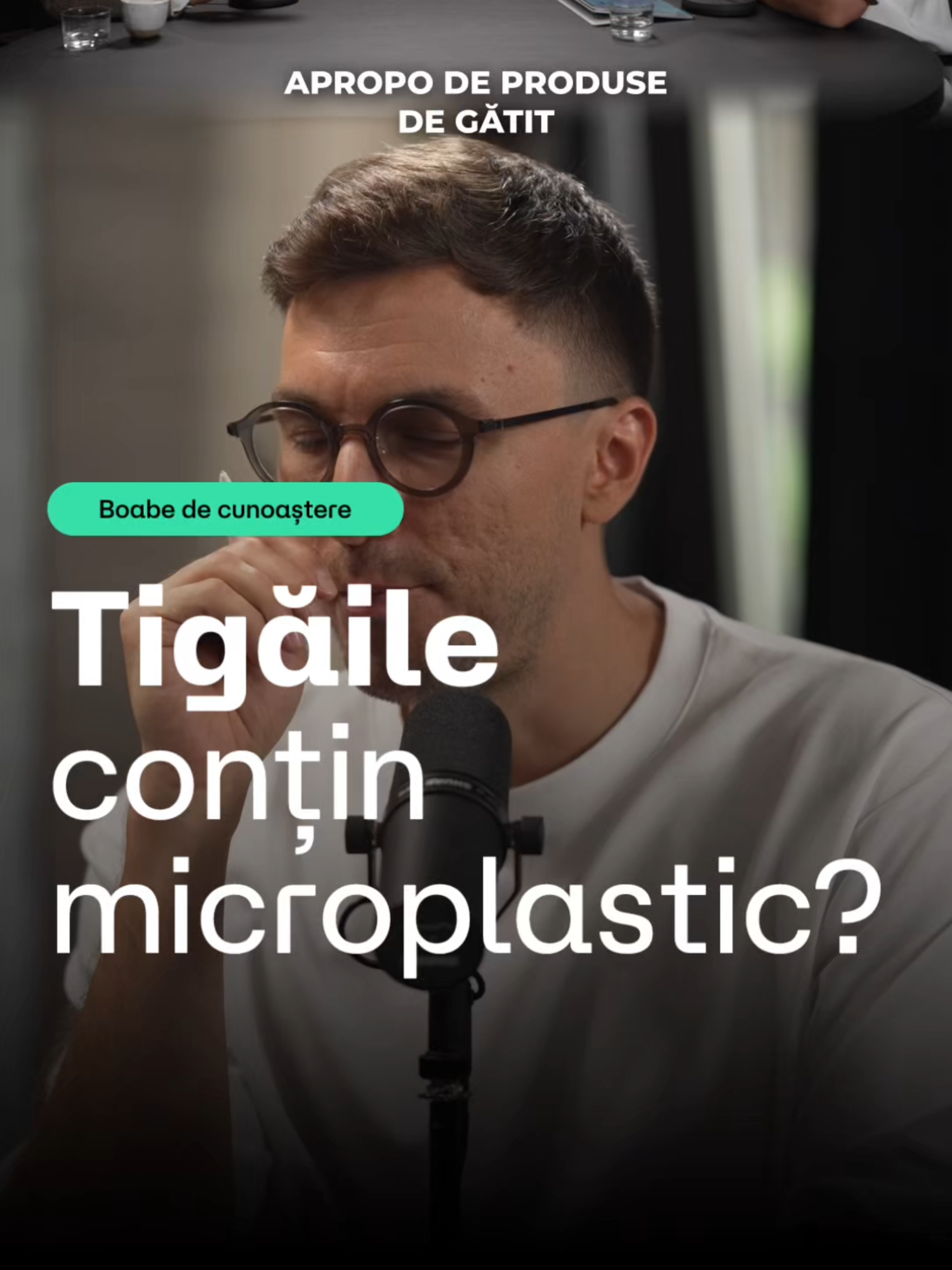 Atenție la ustensilele pe care le folosești în bucătărie! Când stratul de teflon se zgârie, eliberează particule microscopice de plastic în mâncare. Tu cunoști acest risc? 👨🏼‍⚕️ Vezi podcastul integral Cât plastic avem în corp? | BOABE DE CUNOAȘTERE |, cu Prof. Univ. Dr. Radu Țincu, pe canalul meu de YouTube.