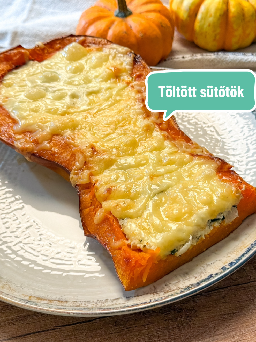 Töltött sütőtök: spenóttal és sajttal sül krémesre Hozzávalók: 1 db sütőtök 2 ek. olívaolaj 2 szál friss rozmaring 1 fej vöröshagyma 2 gerezd fokhagyma 100 g bébispenót 500 g krémfehér sajt 100 g reszelt gouda sajt só bors 0,5 tk. szerecsendió Elkészítés: Első lépésként vágjuk ketté a sütőtököt, kanalazzuk ki a magos részt, utána helyezzük sütőpapírral bélelt tepsire. Locsoljuk meg kevés olívaolajjal, helyezzük rá a friss rozmaring szálakat, majd süssük puhára 180 fokon 45-50 perc alatt. Ezidő alatt készítsük el a tölteléket. Vágjuk apró kockákra a hagymát, nyomjuk rá a fokhagymát, ezt követően egy evőkanál olívaolajon pirítsuk le, dobjuk hozzá a spenótot és süssük,amíg össze nem esik. Egy keverőtálba dolgozzuk simára a krémfehér sajtot, fűszerezzük ízlés szerint sóval, borssal és egy teáskanál szerecsendióval, végül adjuk hozzá a sült spenótot. Vegyük ki a sütőtököt a sütőből, kanalazzuk ki a belsejének a nagy részét, középen mélyedést képezve, ezután töltsük bele a krémet, szórjuk meg reszelt gouda sajttal, utána toljuk vissza a sütőbe és pirítsuk aranybarnára körülbelül 10 perc alatt. Melegen tálaljuk, tetszőleges darabokra vágva. Előkészítési idő: 10 perc Elkészítési idő: 1 óra Adag: 4 fő #fyp #sobors #őszirecept #nekedbelegyen #mutimiteszel #magyartiktok #töltöttsütőtök #pumpkin