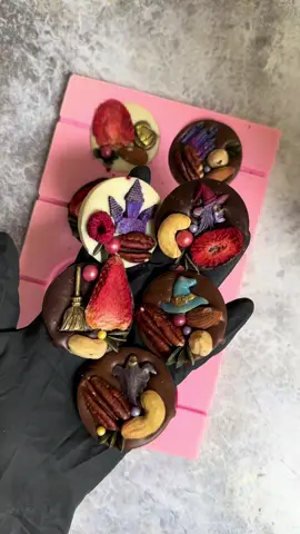 🎃 GET SPOOKY AND SWEET! 🍫 Our Halloween collection is here to haunt your taste buds in the BEST way possible! Forget those basic treats—we’re talking seriously GHOUL-ICIOUS artisan chocolate! 👻✨ Each mendiant is hand-crafted with the finest rich, dark , milk and white chocolate and then topped with a graveyard of crunchy goodness! Freeze-dried berries burst with tangy flavor, and perfectly toasted nuts give it that satisfying CRUNCH! It’s an eerie-sistible combination of flavor and texture! Don’t let your Halloween haul be frightful—make it FLIGHT-FUL (with flavor, of course!)! 🦇🌰🍓 Tap the link in our bio to shop the frightful feast! 🛒 #HalloweenChocolate #ArtisanChocolate #SpookyTreats #GourmetSweets #FreezeDriedBerries      