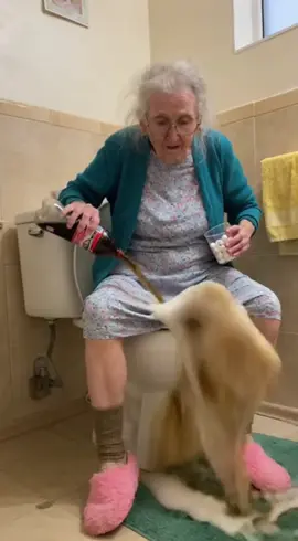 Бабка на унитазе 🤣 #прикол #мем #угар #бабкажжёт #смешное 