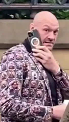 Now wonder Tyson Fury wears a suit covered with his own portraits;there is such a profound commemoration hidden behind it.#celebrity#fyp #tiktok #usa#tysonfury