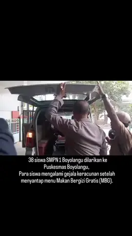 Puluhan siswa SMPN 1 Boyolangu Tulungagung dilarikan ke puskemas setelah diduga keracunan Makan Bergizi Gratis//  Kapolsek Boyolangu AKP Tarmadi mengatakan sekitar jam 10.30 pagi tadi pihaknya menerima laporan 38 siswa SMP Negeri 1 Boyolangu dibawa ke puskesmas karena mengalami gejala seperti keracunan. Menurut Tarmadi, pagi tadi para siswa menyantap Makan Bergizi Gratis yang dibagikan Satuan Pelayanan Pemenuhan Gizi Desa Tanggung Campurdarat. Setelah itu mereka langsung merasakan mual, pusing sampai muntah. Tarmadi memperkirakan jumlah korban dugaan keracunan ini bisa bertambah, karena banyak siswa yang baru dibawa ke puskesmas. Tarmadi menduga salah satu lauk dari makanan yang dibagikan menjadi pemicu terjadinya keracunan. Selain itu, siswa juga mengeluhkan irisan tomat yang berbau. Saat ini petugas sudah mengambil sampel makanan untuk diuji laboratorium. Dari puluhan korban ini, satu di antaranya akan dirujuk ke rumah sakit akan mengalami kejang. Sementara itu MY salah satu siswa SMPN 1 Boyolangu mengaku kondisi wadah makan yang diberikan lebih rapat dibanding biasanya. Namun siswa juga mengeluhkan wadah yang berbau. Pantauan reporter di puskesmas, kondisi siswa beragam, ada yang hanya lemas saja, ada yang sampai dibaringkan di tempat tidur. Saat ini satreskrim dan satgas MBG sedang memeriksa lokasi dapur SPPG. #peristiwa  #mbg  #smpn1boyolangu  #boyolangu  #tulungagung 