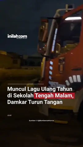 Sebuah lagu ulang tahun tiba-tiba terdengar dari gedung sekolah wilayah Javalí Viejo, Spanyol, pada Selasa (8/10/2025) pukul 23.00 waktu setempat, dilansir dari laman Metro UK Online. Rekaman suara anak-anak yang menyanyikan lagu tersebut dalam bahasa Spanyol terus berputar selama lima setengah jam. Belum diketahui apakah sistem pengeras suara di sekolah tersebut mengalami malfungsi atau ada orang iseng. Warga sekitar yang terganggu menghubungi pihak kepolisian untuk meminta bantuan.  Polisi setempat pun mengarahkan petugas pemadam kebakaran untuk mengatasinya. Petugas damkar akhirnya melakukan pemutusan sistem pengeras suara dan nyanyian tersebut berhenti pada pukul 04.30 waktu setempat. - Selengkapnya kunjungi website dengan klik link di bio atau download aplikasi di AppStore dan Google Play Store. #InilahNews #PemadamKebakaran #Damkar #Spanyol #HappyBirthday      