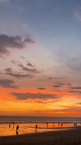 Kalo kamu butuh tenang, coba kesini dulu ☺️  #seminyak  #sunsetbali  #bali #sunsetseminyak  #balilife 
