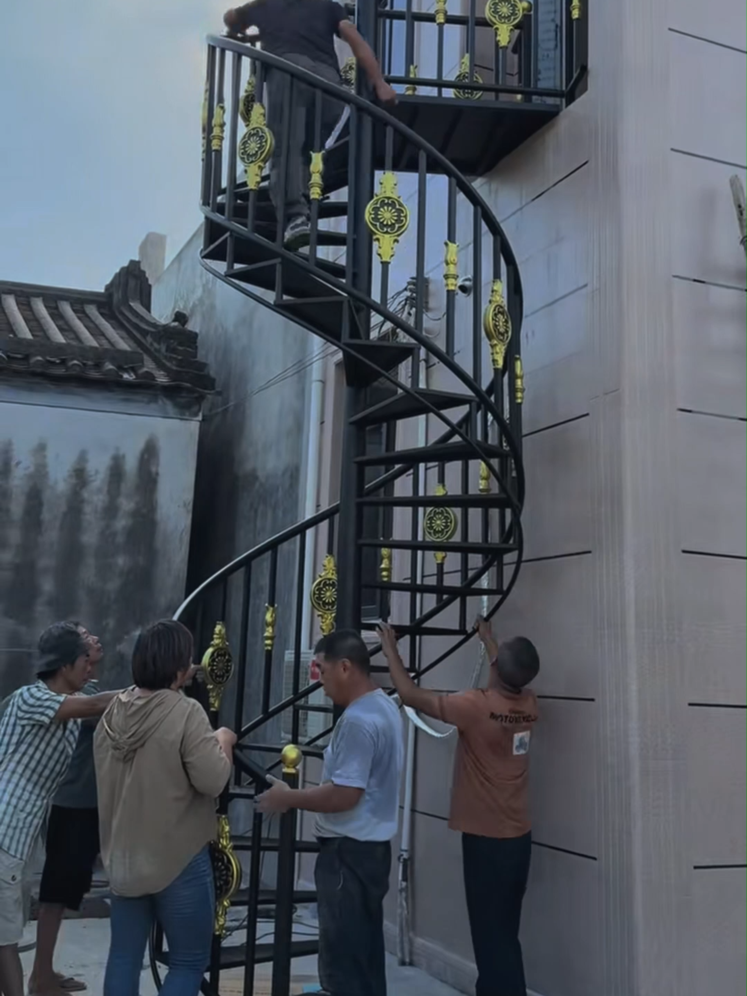 Cầu THang Xoắn Ốc tạo nên tâm điểm kién trúc cho ngoại thất của căn nhà bởi những rèn đúc hết sức tỉ mỉ bằng phương pháp rèn đúc thủ ...#cauthang #cauthangkinh #cauthangdep #cauthangsatnghethuat #cauthangxuongca #noithatthongminh #noithat #cauthanggo #cauthanggodep #cauthangkinhamsan
