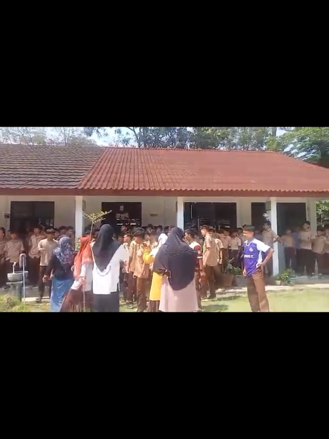 LEBAK, Diduga terjadi adanya kekerasan terhadap siswa yang di lakukan oleh kepala sekolah SMAN 1 Cimarga kepada siswanya, orangtua siswa laporkan ke polres lebak unit PPA. Jum'at (10 0kt 2025)  menurut Tri Indah Alesti Warga Sudamanik ibu dari Indra lutfiyana kelas XII saat di wawancara media di polres lebak mengatakan saya datang ke polres lebak untuk  melaporkan kepala sekolah SMAN 1 Cimarga yang sudah melakukan kekerasan kepada anak saya. Ujarnya.  Ia Menjelaskan , kediannya di dalam lingkungan sekolah saat kegiatan jumat bersih (jumsih) anak saya di tendang bagian kaki di tampar bagian wajah saat di bawa ruangan, juga melontarkan kata kata kasar yang di pantas di ucapkan oleh seorang guru. ungkapnya  