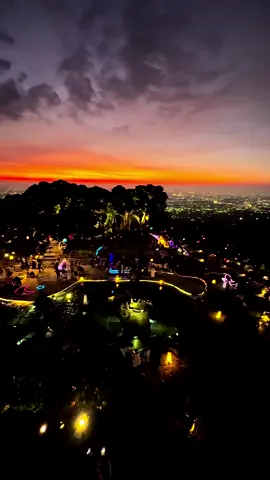 說要來這裡好久了 果然沒讓人失望 目前心目中的第一名夜景餐廳🥰 怎麼拍都好看 剪輯好難抉擇😂 *入園費200可折抵消費50 餐點另外計算（有免費停車場） 想到楚喬傳 星與月🤭 #星月天空 #百萬夜景 #南投 #景點 @冰心 