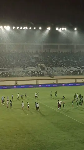 Somewhere in the crowd, there’s a boy who believes PSS Sleman isn’t just a club. It’s passion, pride, and a piece of his soul painted in green. 💚⚽ #PSS #Sleman #SlemanFootballCulture #CapCut 