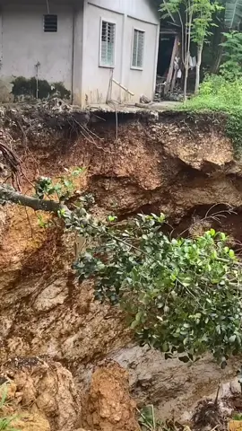 Sinkhole na malapit sa area namin mas lalong lumaki pagkatapos ng 6.0 magnitude na lindol kaninang 1:06am October 13 , 2025 (ctto) #sinkhole #cebu #northcebu #earthquake 