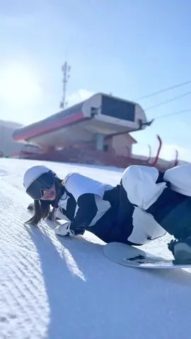 #スノーボード #スキー のある生活って、たまらなくない？ 冷たい風が頬を撫でる感覚。 エッジが刻む、完璧な一枚板。 そして、頂上から見下ろす、全てを許してしまうような景色。 この瞬間のために、生きてるって思う。 ✨この気持ち、わかる人いる？ ⇨「わかる」って思ったら、♡で教えてください#スノーライフ #LECAGE 
