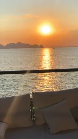 🌆 Bỏ lỡ hoàng hôn thì có thể ngắm vào ngày mai,  nhưng bỏ lỡ một người liệu còn có thể gặp lại? Hoàng hôn #DolphinCruise 🌅  #Hoanghon#Dolphincruisehalong#Vietnam#xuhuongtiktok 