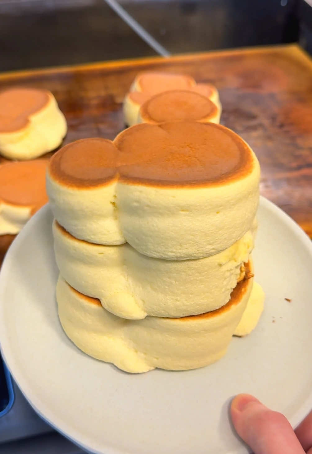 ミ◯キーみたいな形のふわふわくまさんパンケーキ🥞🐻 見た目が可愛いだけじゃなくてパンケーキ生地自体がしゅわっととろけるような口あたりでめちゃくちゃおいしかった！ 値段もお手頃だし名古屋でパンケーキ食べたいなら絶対一度は行くべきカフェ🧸 ㅤㅤㅤㅤㅤㅤㅤㅤㅤㅤㅤㅤㅤ 📍名古屋「cafe Rob 名東店」 #愛知グルメ #名古屋グルメ #名古屋カフェ #pancakes #mickeymouse 