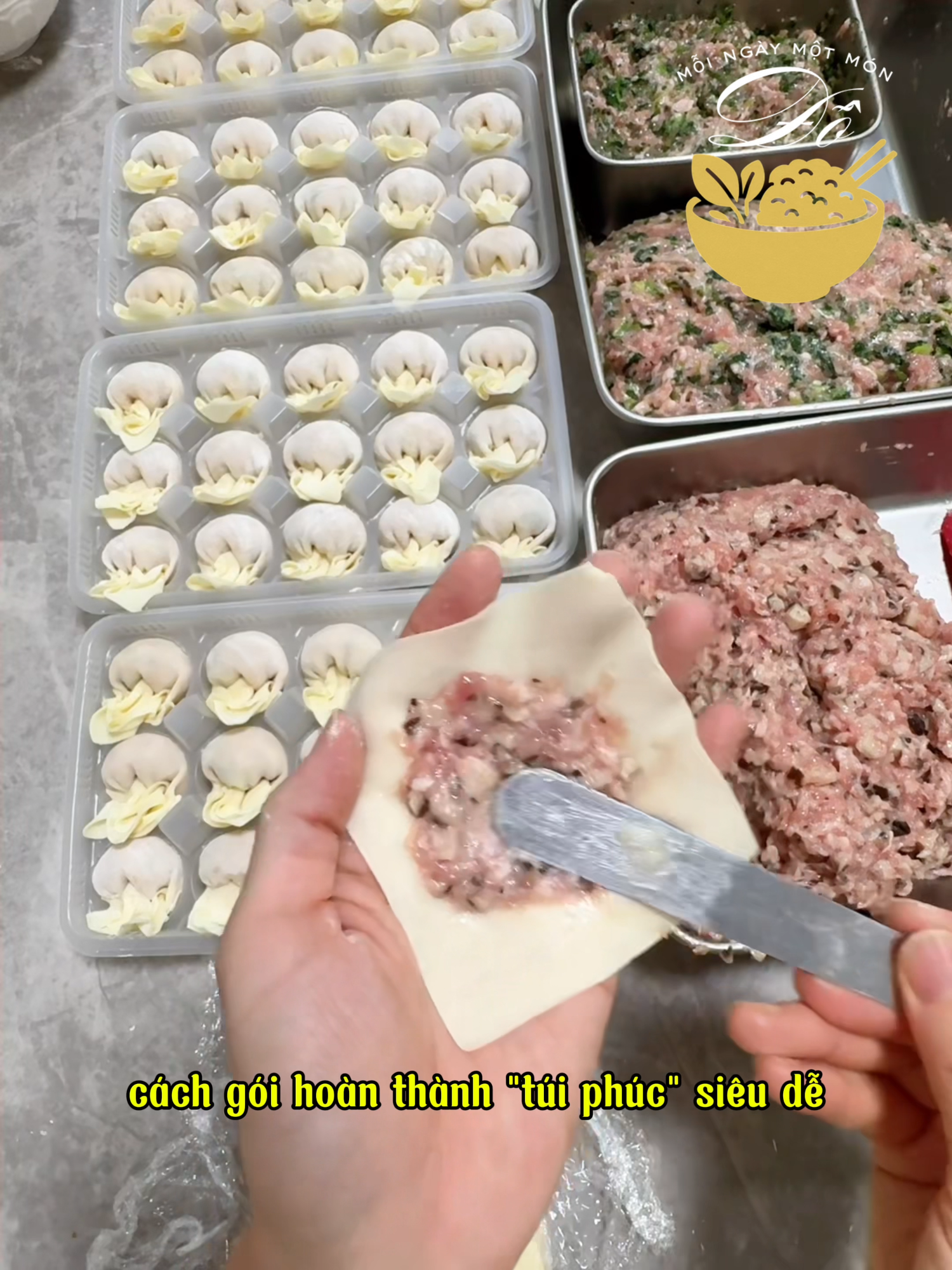 Cách gói hoành thánh “túi phúc” siêu dễ – chỉ 3 giây là làm được 🥟✨ Mỗi miếng như một “túi lộc” nhỏ cho bữa ăn thêm ấm áp 💛 #HoànhThánhTúiPhúc #MónNgonGiaĐình #ẨmThựcNhàLàm #ĐỗMỗiNgàyMộtMón