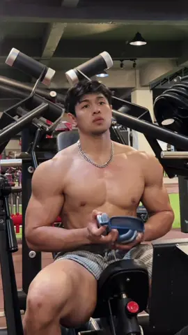 “Gak perlu nunggu mood buat gym— besi  gak bisa nanya perasaanmu.”🤭