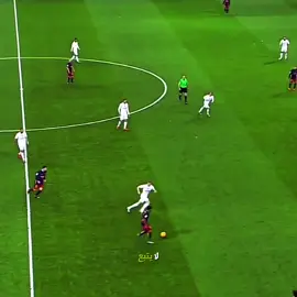 ميسي الذي يخلق المراكز بنفسه 😮⚽ عبقرية لا يمكن شرحها! “شاهد كيف حوّل ميسي الضغط إلى فن تكتيكي خالص 🎯🔥 | من عمق الملعب إلى صناعة هدف خيالي أمام ريال مدريد 💫  #ميسي #ميسي🇦🇷 
