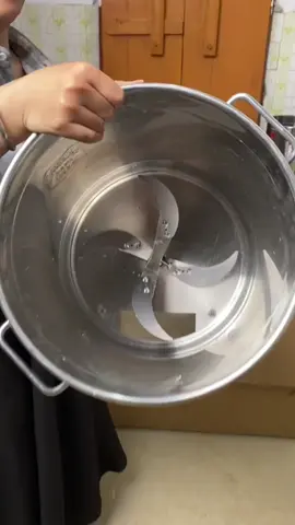 I can make my own feed for chickens, ducks, and geese to eat#poultrychopper #chickenchopper #poultryfarming #poultryfarm #petfood #tiktokmademebuylt #chinesekitchen 