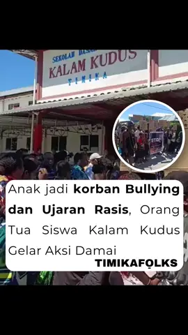 Orang tua siswa menggelar aksi damai pada Senin, 13 Oktober 2025, memprotes dugaan tindakan bullying dan ujaran rasis yang menimpa anaknya, siswi kelas VII Sekolah Kristen Kalam Kudus Timika. Aksi dilakukan oleh puluhan masyarakat tepat di depan sekolah dengan membawa spanduk dan poster berisi penolakan terhadap rasisme dan perundungan. Mereka menuntut pihak sekolah memberikan sanksi tegas kepada pelaku serta menciptakan lingkungan belajar yang aman bagi semua siswa. Pihak sekolah bersama Dinas Pendidikan Mimika berjanji akan menindaklanjuti kasus ini dan melakukan evaluasi agar kejadian serupa tidak terulang. Aksi berlangsung tertib dan menjadi seruan bersama untuk menghentikan praktik rasisme di sekolah. Kam Pendapat Bemana?💭 [🎥: Live FB//Fransiska Piry] • • ‼️follow #timikafolks untuk bersama mengukir kisah & mengetahui lebih banyak cerita tentang Timika, tong pu Kota kecil dibawah kaki Gunung Emas Papua.                •   #timikapapuakotadolar #timika #timikapapua #timikapapuatengah 