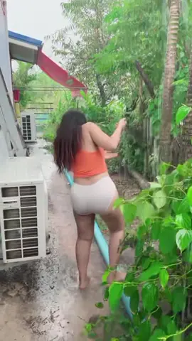 mandi hujan ah#mandihujan #hujanderas #mandidiluar #gadisdesa #cantikalami #gadisbali #vypシ✌️❤️