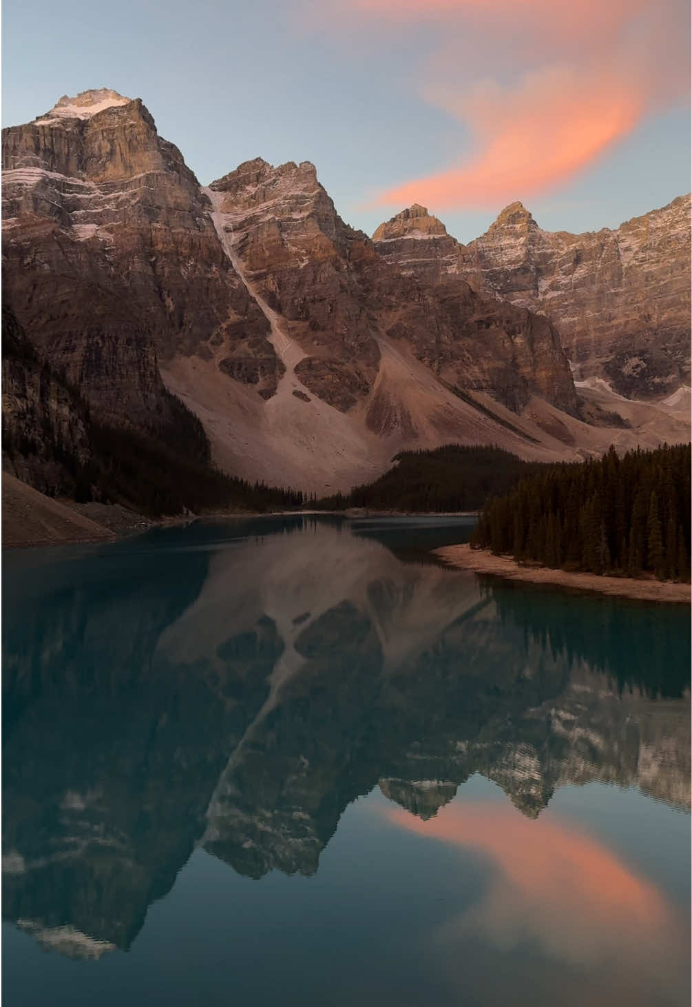 Moraine Lake at sunrise 🇨🇦 #morainelake #canada #banff #lakelouise 
