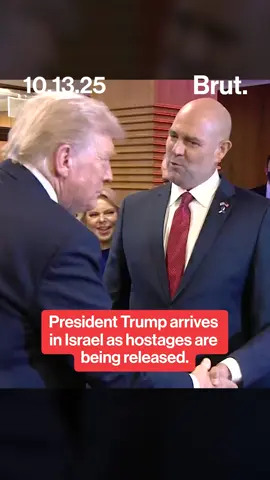 As Hamas released 20 Israeli hostages under the ongoing Gaza ceasefire, President Donald Trump arrived Monday at the Knesset, Israel’s parliament, where he signed the guestbook ahead of his address. “This is my great honor. A great and beautiful day, a new beginning,” Trump wrote before adding his signature. #Israel #Trump #GazaCeasefire #Knesset #MiddleEast