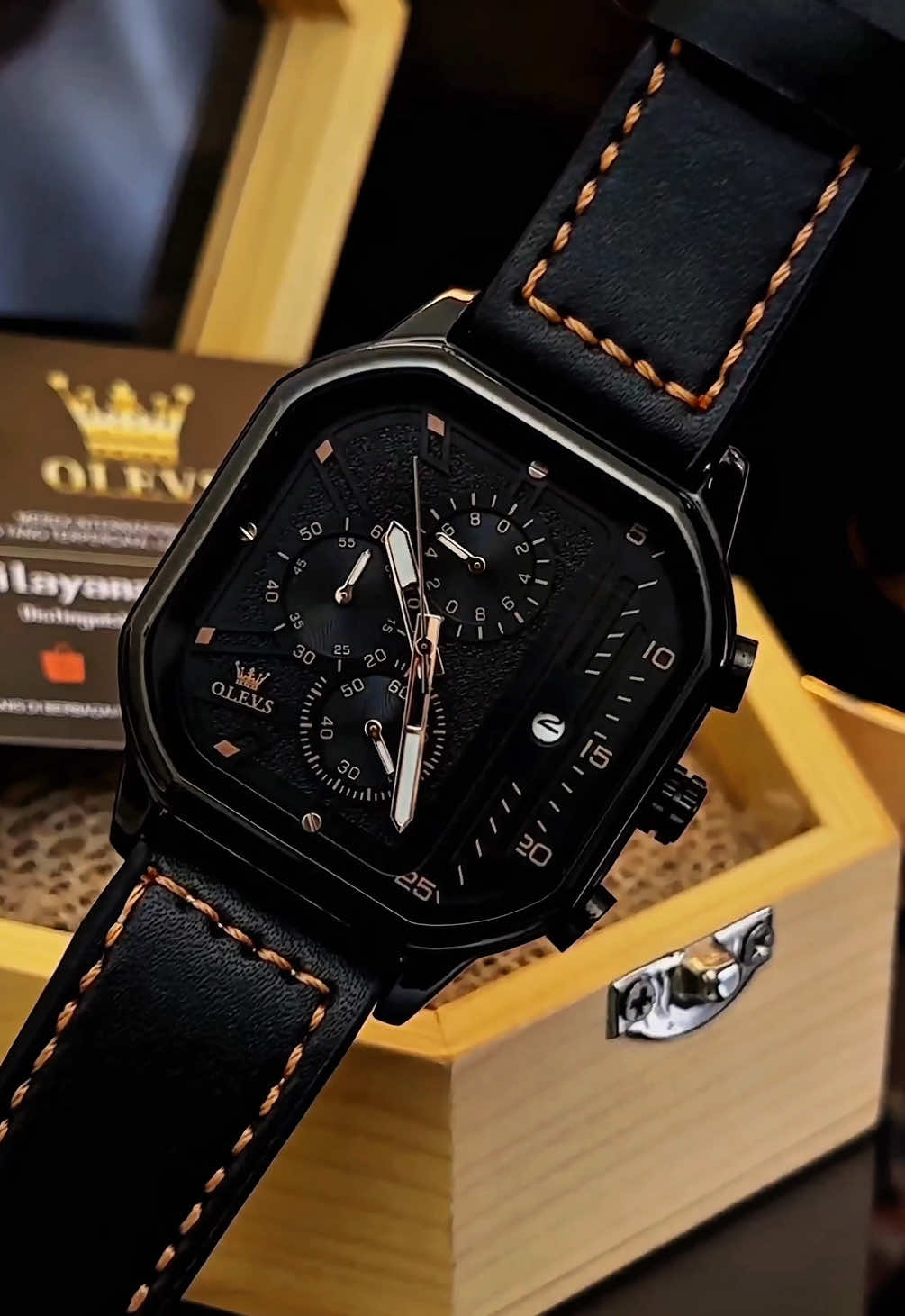 Gaya jam tangan cowok kasual dengan strap kulit original premium sudah di lengkapi dengan chrono dan water resistant. #jamtangan #jamtanganoriginal #jamtanganpria #olevs #olevswatch 