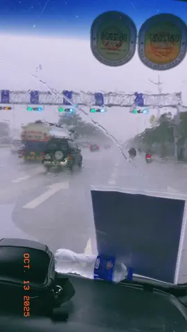 Lưng đèo sương phủ mờ xa  Em đi chợ sớm áo hoa rực hồng. Khen ai réo rắt tiếng lòng🤭🤭