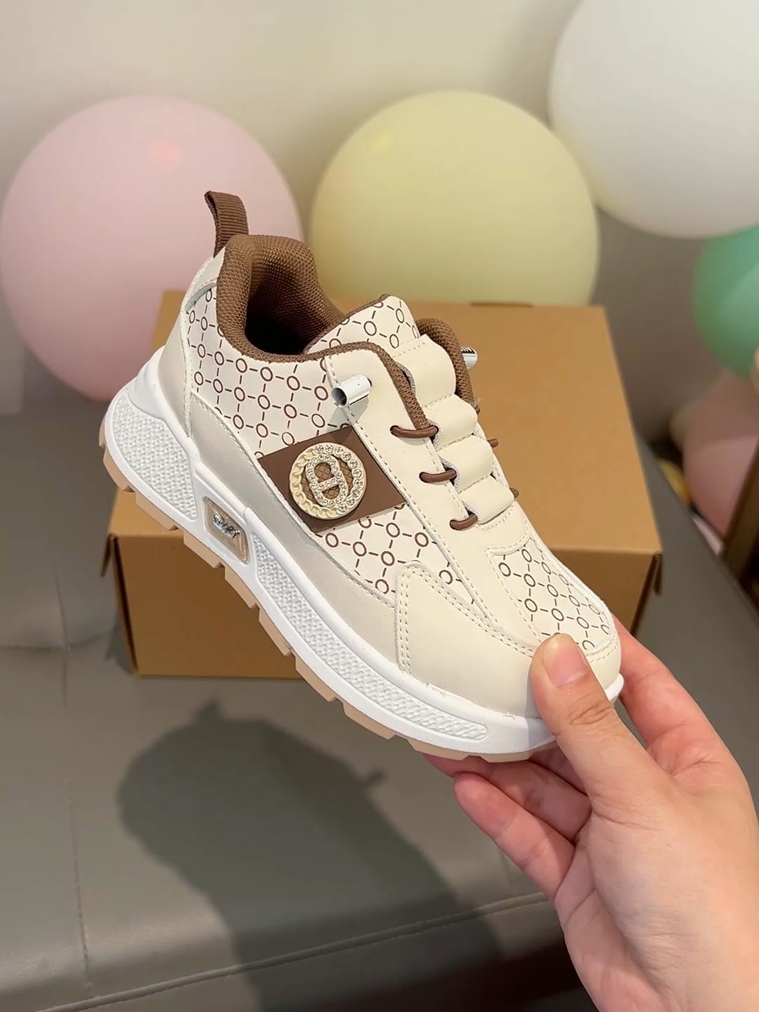 Si kecil gayanya udah kayak model runway! 💃🕺 Yuk intip sepatu anak paling trendy dari Bombbear 👟💕#ootdanak #sepatuanaklaki #sepatuanak #sepatuootd #fashionanak #shoeskids #sepatucowocewe #shoesrecommendation #sepatuunisex #sepatuimport #ootdfashion #sepatuanakhits #outfitinspiration #babyfashion #cekoutsekarang #fashiontiktok #anaksekolah #kidsootd #sepatukeren #gajiansale