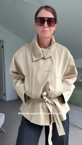 Yesterday’s look featured another one of my new @zara finds, this belted trench 🤎 It was a fresh one so this was the perfect layer to make me look put together while heading out.   Paired simply with jeans, sneakers and sunnies (to hide the tired eyes 😅), the trench did all the heavy lifting, definitely the star of the show! Save this for your weekend outfit inspo! #zara #fashiontok #jacket 