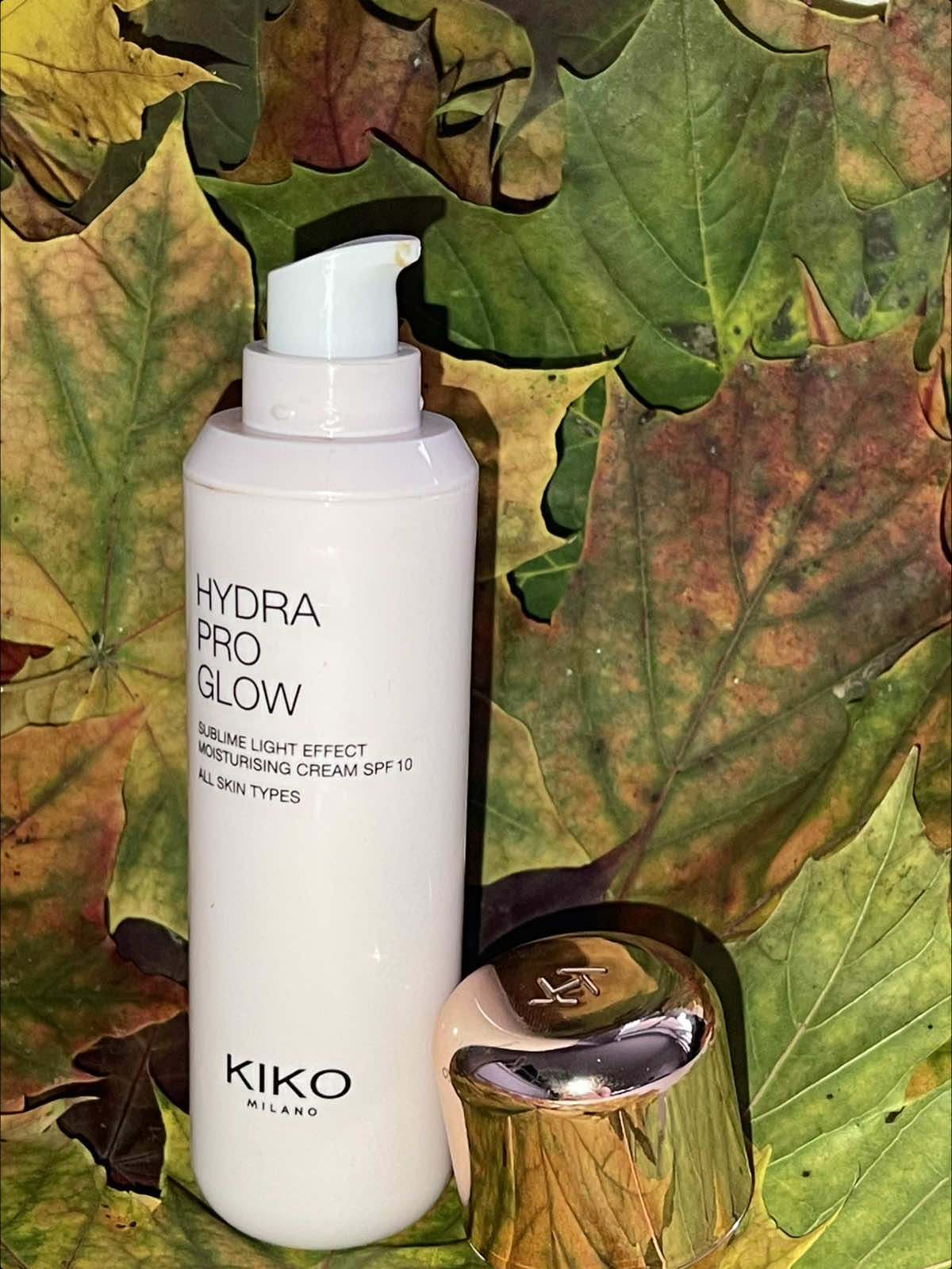 KIKO Milano Hydra Pro Glow is a moisturizing cream with SPF 10 that gives your skin a natural, radiant glow. Its lightweight texture absorbs quickly, leaving your skin soft, smooth, and fresh all day long. Perfect for all skin types when you want hydration with a luminous finish. ✨ #ugc #creator #kikomilano #Hydra #makeup 